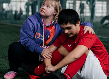 «Уроки добра»: в Москве открывается фотовыставка о волонтерах и футболистах с синдромом Дауна